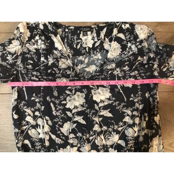 Lucky Brand V Neck floral wrap blouse size XS - Picture 3 of 6